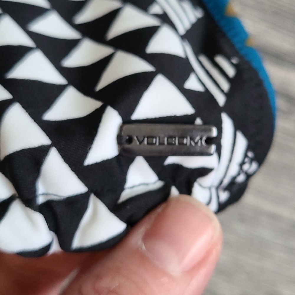 Like New Volcom Bikini Top - Picture 7 of 9